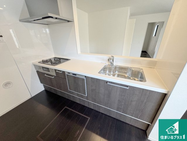 宝塚市山本西　第1期　新築一戸建てのキッチン|リビングと統一感があり、使い勝手のいいキッチン。広々としているので、二人並んで作業が出来ちゃいます。お子様と一緒に色々なお料理に挑戦できるスペースがあります。