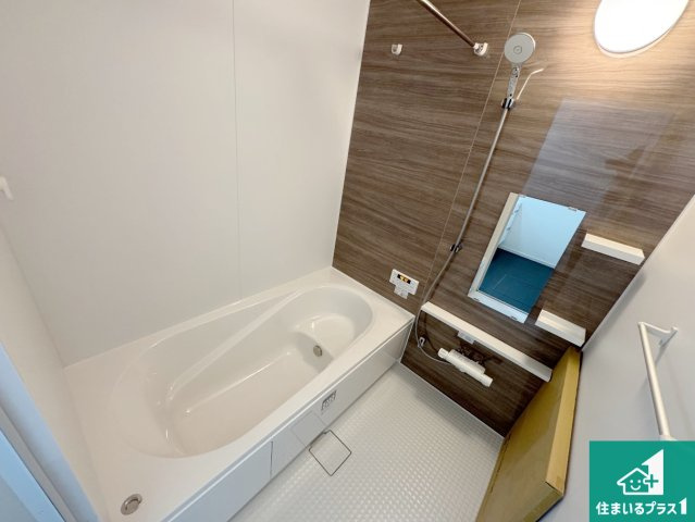 宝塚市山本西　第1期　新築一戸建ての浴室|足をゆったり伸ばして寛げる浴槽です。窓が設けられていますので差し込む光が明るく穏やかな雰囲気にしてくれます♪浴室乾燥機も設置しているので、雨の日の洗濯物も安心です♪