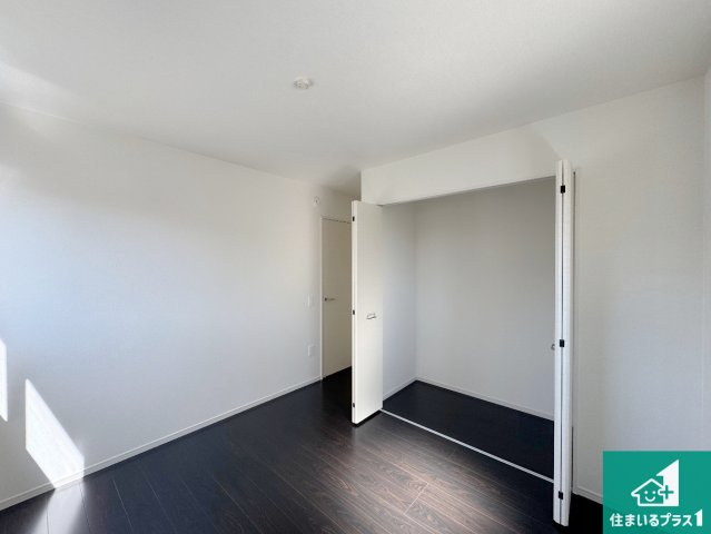 宝塚市山本西　第1期　新築一戸建ての洋室|シンプルな洋室は、自分好みのインテリアが楽しめます♪ご家族とインテリアや家具を選びに行くのは新築購入時の醍醐味の一つです。ぜひお楽しみください♪