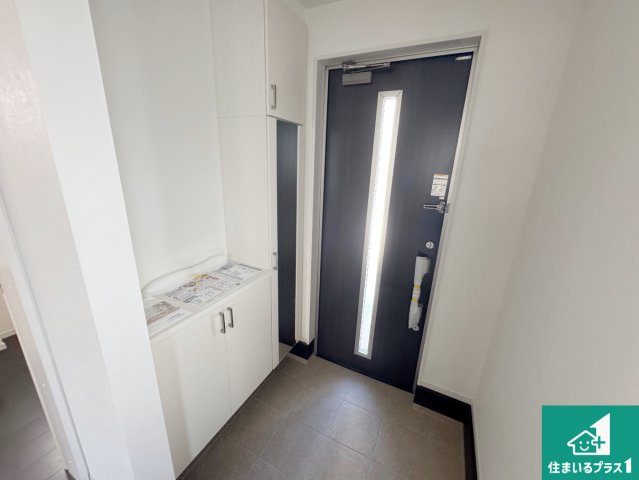 宝塚市山本西　第1期　新築一戸建ての玄関|シューズボックスにはたくさんの靴が収納できるので玄関周りはいつもスッキリ！ご家族が増えても安心！