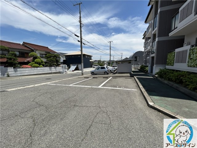 リバーサイド北別府の駐車場