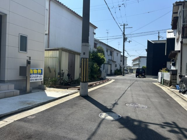 堺市中区八田南之町　中古建ての前面道路含む現地写真