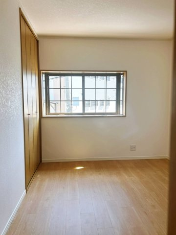 堺市西区北条町　中古建ての洋室