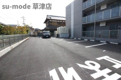 【駐車場】 | ハートフルエトワール | 駐車場があるので、車を買う予定の方も安心です