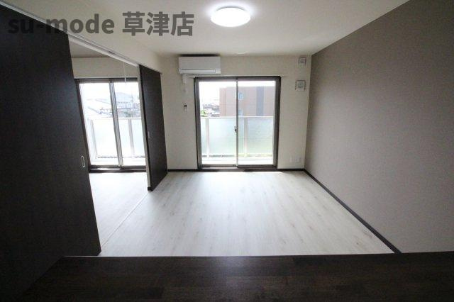 【居間・リビング】 | ハートフルエトワール | こちらのリビングで趣味の時間をお楽しみください