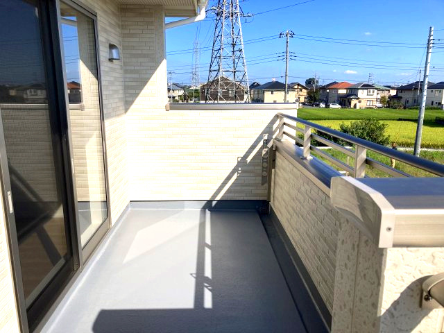ブルーミングガーデン高崎市箕郷町上芝　１号棟　のバルコニー|南面ワイドバルコニーがあります