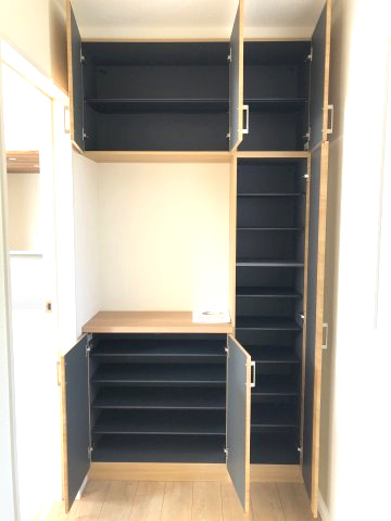 ブルーミングガーデン高崎市箕郷町上芝　１号棟　の収納|玄関収納付きです♪