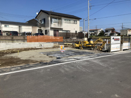 ブルーミングガーデン高崎市箕郷町上芝　１号棟　の前面道路含む現地写真|前面道路も６Ⅿあるので開放的な立地です♪