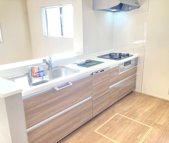 ブルーミングガーデン高崎市箕郷町上芝　１号棟　のキッチン|人気のカウンターキッチン採用です☆ゴミ出しに便利な勝手口付き！
コンロも３口ご用意しています！調理スペースも広くストレスなくお料理できます。
浄水器つきなので美味しいお水も飲めますよ♪