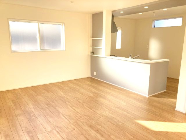 ブルーミングガーデン高崎市箕郷町上芝　１号棟　の居間・リビング|18.5帖リビング♪人気の対面式キッチンを配した空間はお好みの家具も合わせやすく、家族がくつろぐ快適な空間造りをサポート。窓からは明るい陽光が差し込みます。