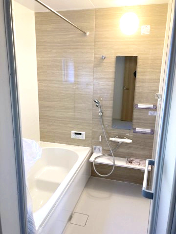 ブルーミングガーデン高崎市箕郷町上芝　１号棟　の浴室|１坪タイプのフルオートバスです！
足を延ばして入れる広さなので一日の疲れも癒されますよ♪
室内物干しや浴室乾燥機もあるのでお天気の悪い日にはランドリースペースとしてもご利用できます！