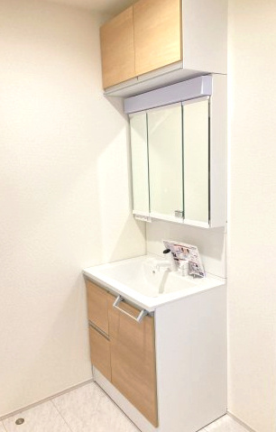 ブルーミングガーデン高崎市箕郷町上芝　１号棟　の独立洗面台|シャワー水栓付き洗面台で朝の身支度もバッチリです！
洗面台には収納スペースもあり洗面室もすっきり片付きますよ！