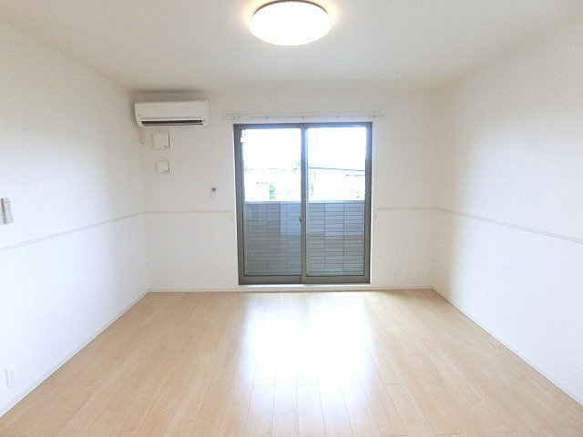 ソレイユＢ（ｓｏｌｅｉｌ）の居間・リビング