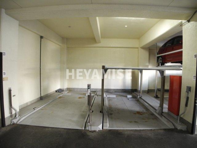 ブリリアント竹尾の駐車場