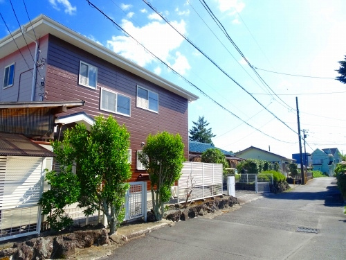 平坦地に佇む木村城ヶ崎の4LDK＋2Sの前面道路含む現地写真|道路との段差がなくフラットな入口
