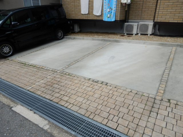 エルミタージュの駐車場