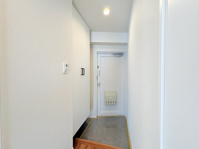 【玄関】 | コーポ南大泉　(保谷店) | 収納力の高いシューズボックス付。お気に入りの靴が増えてもスッキリとした玄関を保てます。