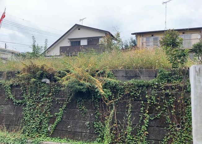 【外観】 | 現地に行くなら、物件の周囲の地形がどうなっているかを見ることも大切です。周辺より低くなっている土地では、大雨などで水が集まりやすいため、地盤が弱くなっているということも考えられるため、注意が必要です。