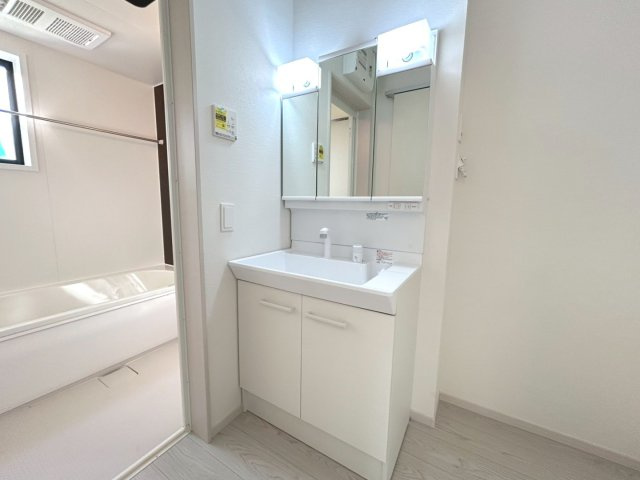 新築戸建　一宮市木曽川町4期　全1区画分譲の独立洗面台|床材に受ける様々な傷や、温度・湿度変化によるクラックの発生を大幅に抑える特殊加工を施工済み。