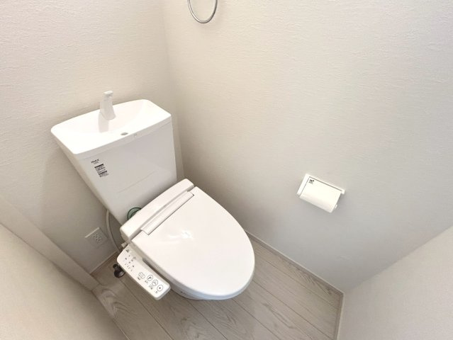 新築戸建　一宮市木曽川町4期　全1区画分譲のトイレ|超表面平滑加工とイオンパワーの「セフィオンテクト」加工で、汚れが付きにくく落ちやすい仕様です。