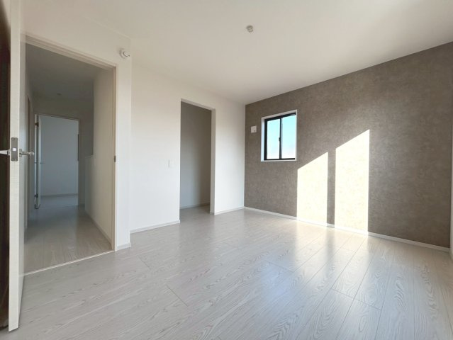 新築戸建　一宮市木曽川町4期　全1区画分譲の寝室|全居室にたっぷり収納できる大型収納を設置。窓ガラスは断熱性能や結露防止効果の高いペアガラスです。