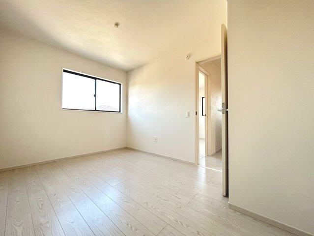 新築戸建　一宮市木曽川町4期　全1区画分譲の洋室|建具やクロスなどをトータルデザインでコーディネートしており、室内に落ち着きと安らぎを与えてくれます。