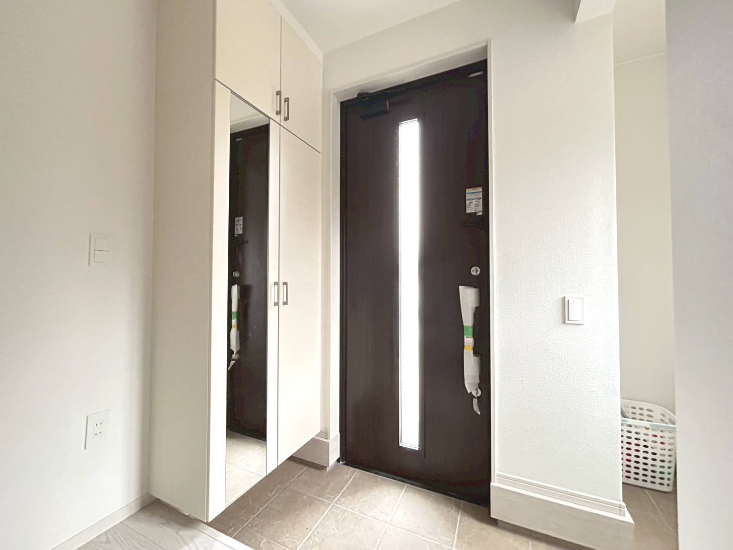 新築戸建　一宮市木曽川町4期　全1区画分譲の玄関|大容量のシューズ収納付きで玄関周りもすっきり！玄関ドアからの光が玄関ホールを明るくしてくれます。