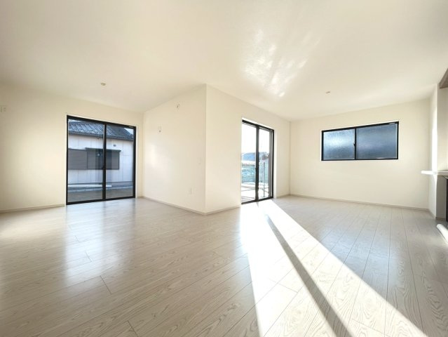 新築戸建　一宮市木曽川町4期　全1区画分譲の居間・リビング|フローリング材は木目調でナチュラルな美しさ。様々な傷やクラックの発生を大幅に抑える特殊加工済み。