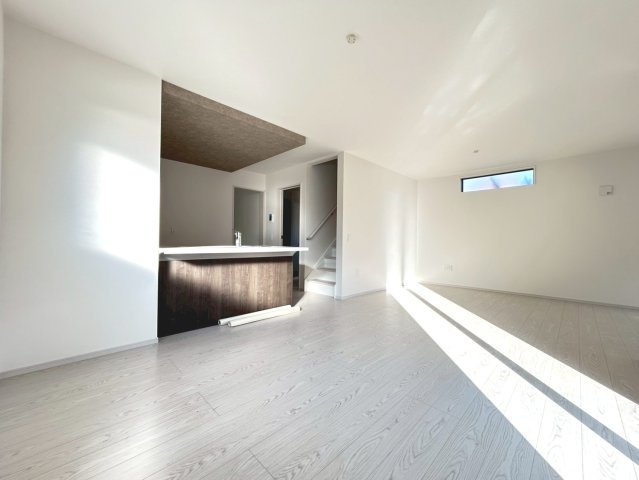 新築戸建　一宮市木曽川町4期　全1区画分譲の居間・リビング|フローリング材は木目調でナチュラルな美しさ。様々な傷やクラックの発生を大幅に抑える特殊加工済み。