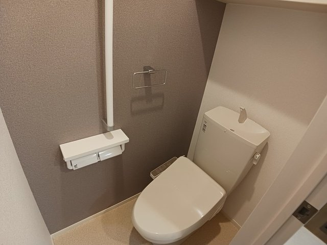 アイランドヒルズ右籾　Ⅰのトイレ|温水洗浄便座付きです。