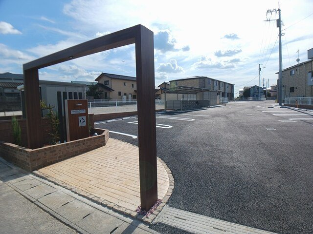 アイランドヒルズ右籾　Ⅰの駐車場|車をお持ちの方に嬉しい駐車場付きの物件です