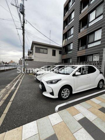 サニークレスト西新の駐車場