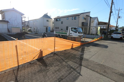 【外観】 | 【Ville Clair】萩山町-東村山105期- | カースペースは2台分確保。急な来客にも対応できます。普段は自転車やバイクなどの置き場として大活躍。自転車を車にぶつけないよう気を遣って停める必要はありません。