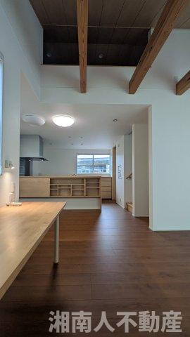 藤沢市辻堂東海岸２丁目１－８－３戸建ての居間・リビング|こちらの居間で趣味の時間をお楽しみください