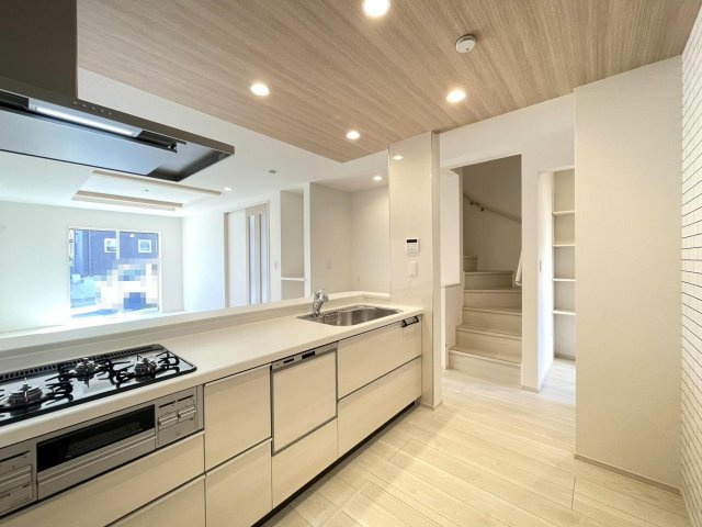 豊田市丸山町4丁目2期　新築分譲住宅　全3棟　1号棟のキッチン|広いシステムキッチンでお子様と一緒にお料理もできます。