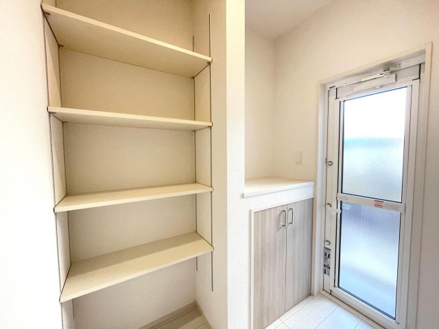 豊田市丸山町4丁目2期　新築分譲住宅　全3棟　1号棟の収納|キッチンがスッキリ片付く可動棚付きパントリー収納♪