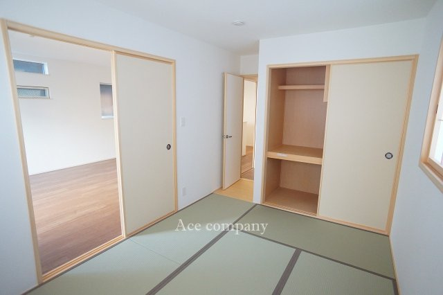 【内装】 | 八尾市山本町北6丁目 | 【1階：和室6.5帖】便利な2WAYドア♪押し入れ完備です♪
