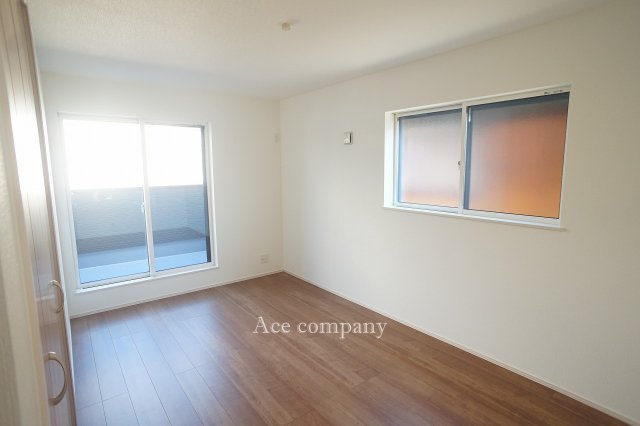 【寝室】 | 八尾市山本町北6丁目 | 【2階：洋室8帖】バルコニーに面したお部屋です☆