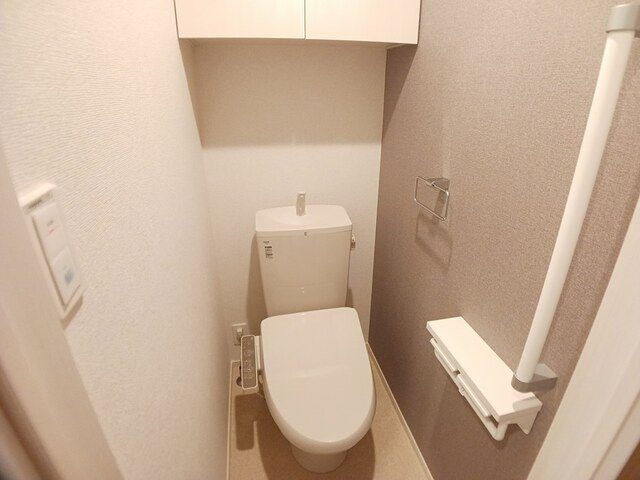 アイランドヒルズ右籾　Ⅱのトイレ|温水洗浄便座付きです。