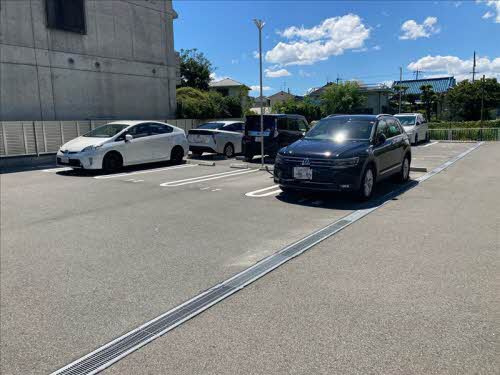 グランド・ソレイユ A棟の駐車場
