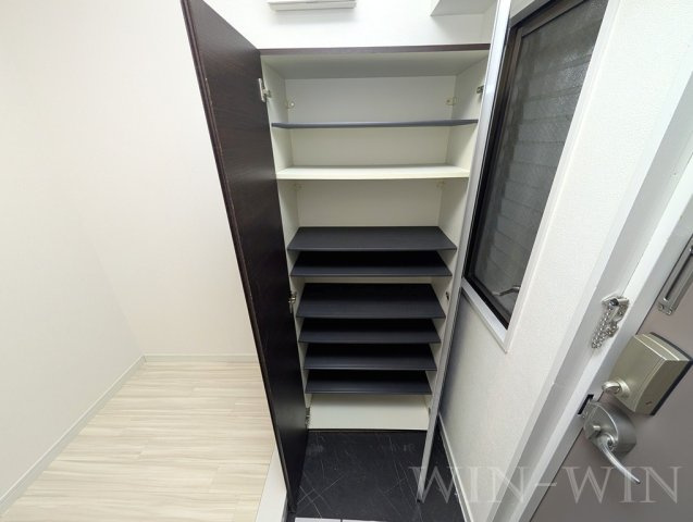 フィオーレ・アダチの玄関