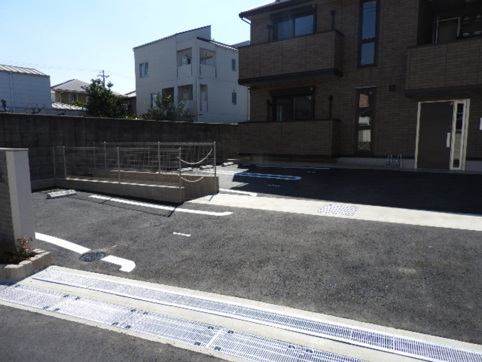 ラフィーナの駐車場