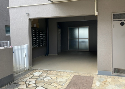 【ロビー】 | ジョイフルハイツ南林間 | ロビーというと、エントランスと何がちがうの？と思いますよね。実はロビーとエントランスには明確な決まりはありません。物件によっては、エントランスを入って広がるある程度の広さのある空間がロビーとなります。