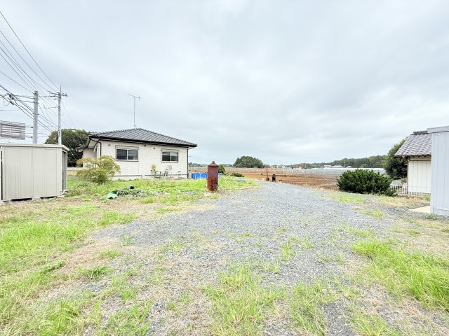 行方市芹沢平屋中古住宅の駐車場