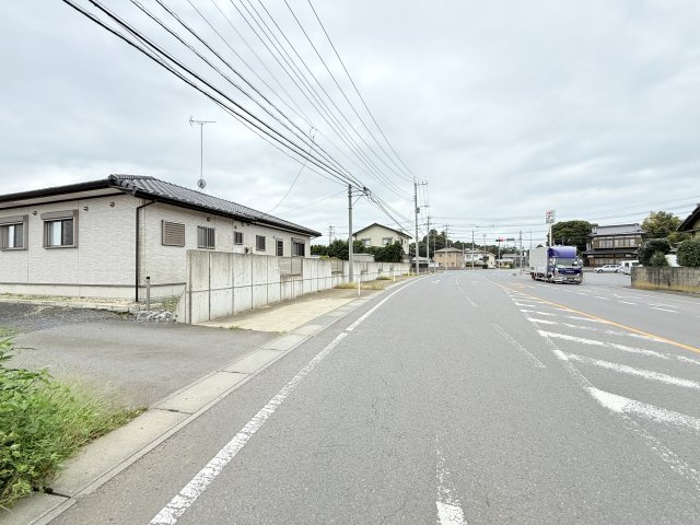 行方市芹沢平屋中古住宅の前面道路含む現地写真
