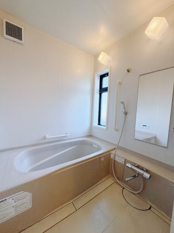 【中古戸建】渋川市吹屋の浴室|■浴室｜デザイン性に優れた浴室♪1日の疲れを癒す、ゆったりとしたバスタイムをぜひお過ごしください(*＾＾*)大きな窓付きで嬉しい♪