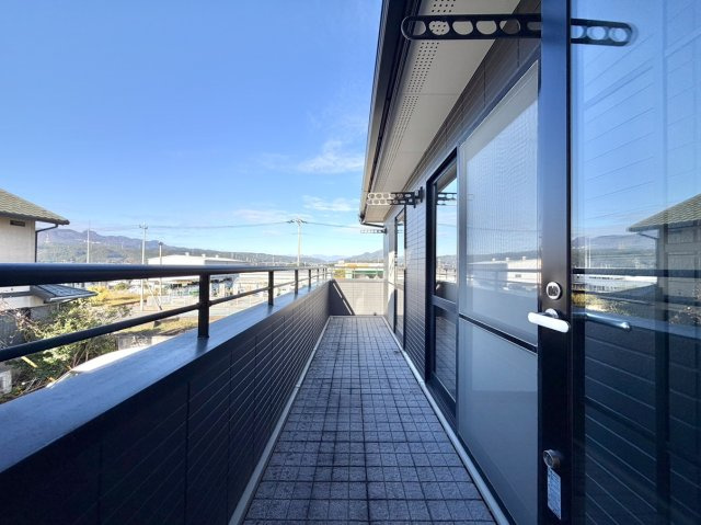 【中古戸建】渋川市吹屋のバルコニー|■バルコニー｜あたたかな陽のひかりを浴びることのできるバルコニー。お洗濯物やお布団を干せば、家族みんなが気持ちよく暮らすことができます(*^^*)