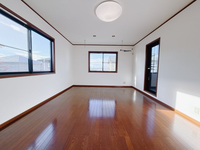 【中古戸建】渋川市吹屋の洋室|■2階洋室｜ナチュラルカラーの床です。模様替えなどとても楽しく工夫できます♪陽当たり、風通しもとても良いので毎日快適な生活スタートです！子供部屋にも良いですね♪