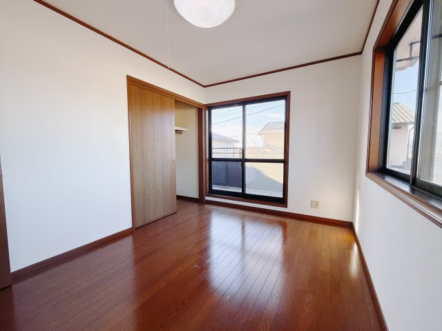 【中古戸建】渋川市吹屋の洋室|■2階洋室｜階洋室には大きな窓をご用意しています。日中はあたたかな日差し差し込み自分時間も充実できますね＾＾