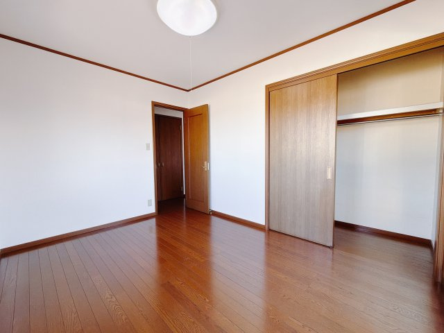 【中古戸建】渋川市吹屋の洋室|■2階洋室｜2階各居室には収納をご用意しています♪常にお部屋を綺麗に保てます！小さなお子様も自然とお片付けができるようになるのでうれしいですよね！